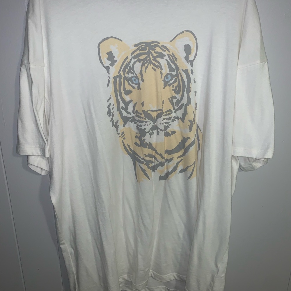 Womens American eagle oversized tiger tee